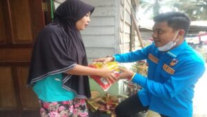 Ket : Ketua KNPI Kabupaten Bengkalis terpilih lansung berikan paket sembako kerumah-rumah warga. (Foto/Istimewa)
