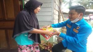 Ket : Ketua KNPI Kabupaten Bengkalis terpilih lansung berikan paket sembako kerumah-rumah warga. (Foto/Istimewa)