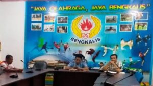 Teks foto : Rapat teknis pengurus KONI Bengkalis membahas rencana penyerahan bonus PON Papua, Selasa (30/11) mendatang
