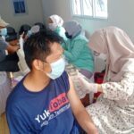 Teks foto : Terlihat Warga lagi di vaksin salah seorang Tenaga medis