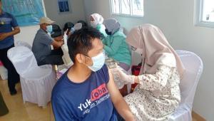 Teks foto : Terlihat Warga lagi di vaksin salah seorang Tenaga medis