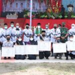 Teks foto : Sesi foto bersama Gubri guru-guru di lapangan bola Desa Trimulaya Jaya Kecamatan Ukui.