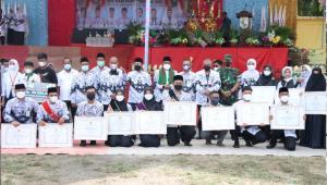Teks foto : Sesi foto bersama Gubri guru-guru di lapangan bola Desa Trimulaya Jaya Kecamatan Ukui.
