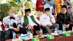 Taks foto : Bupati H. Zukri didampingi oleh Anggota DPRD Kabupaten Pelalawan di Kecamatan Ukui.