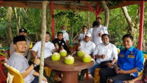 Foto : Ketua DPD KNPI Bengkalis Iwan Sakai, bersama managemen PLN Kepulauan Riau dan Riau, Camat Bengkalis, pengurus GenPi dan lainnya saat gerakan penanaman pohon BUMN di Desa Pangkalan Batang, Jumat (25/11/2021)