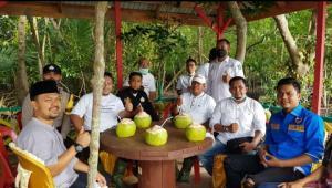 Foto : Ketua DPD KNPI Bengkalis Iwan Sakai, bersama managemen PLN Kepulauan Riau dan Riau, Camat Bengkalis, pengurus GenPi dan lainnya saat gerakan penanaman pohon BUMN di Desa Pangkalan Batang, Jumat (25/11/2021)