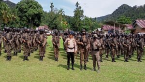 Teks foto : Polda Riau kirim 100 orang personel Satuan Brimob ke Rimbang Baling Rohil