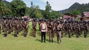 Teks foto : Polda Riau kirim 100 orang personel Satuan Brimob ke Rimbang Baling Rohil
