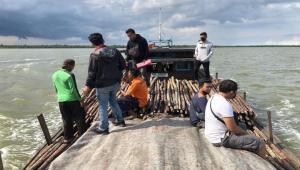 Teks foto : Terliat 1 Kapal bermuatan ribuan batang kayu bakau yang diamankan Satreskrim Polres Kepulauan Meranti