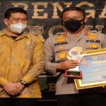 Teks foto : Award diberikan kepada Kapolda Riau sebagai bentuk pengakuan dan apresiasi bagi semua badan publik