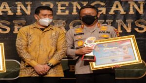 Teks foto : Award diberikan kepada Kapolda Riau sebagai bentuk pengakuan dan apresiasi bagi semua badan publik