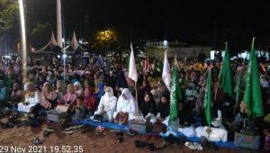 Teks foto : Antusias Ibuk-Ibuk dan Santriwati ikuti Bersholawat & Do'a Bersama (foto/Indra).