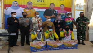 Teks : Bupati Bengkalis serta Pengurus KONI foto bersama dengan Para Altlet (foto/Indra).