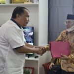 Teks foto : Ir. Effendi Sianifar, anggota DPR dapil Riua dari PDIP dan Prof Syafrani