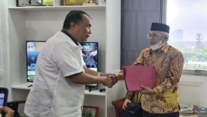 Teks foto : Ir. Effendi Sianifar, anggota DPR dapil Riua dari PDIP dan Prof Syafrani