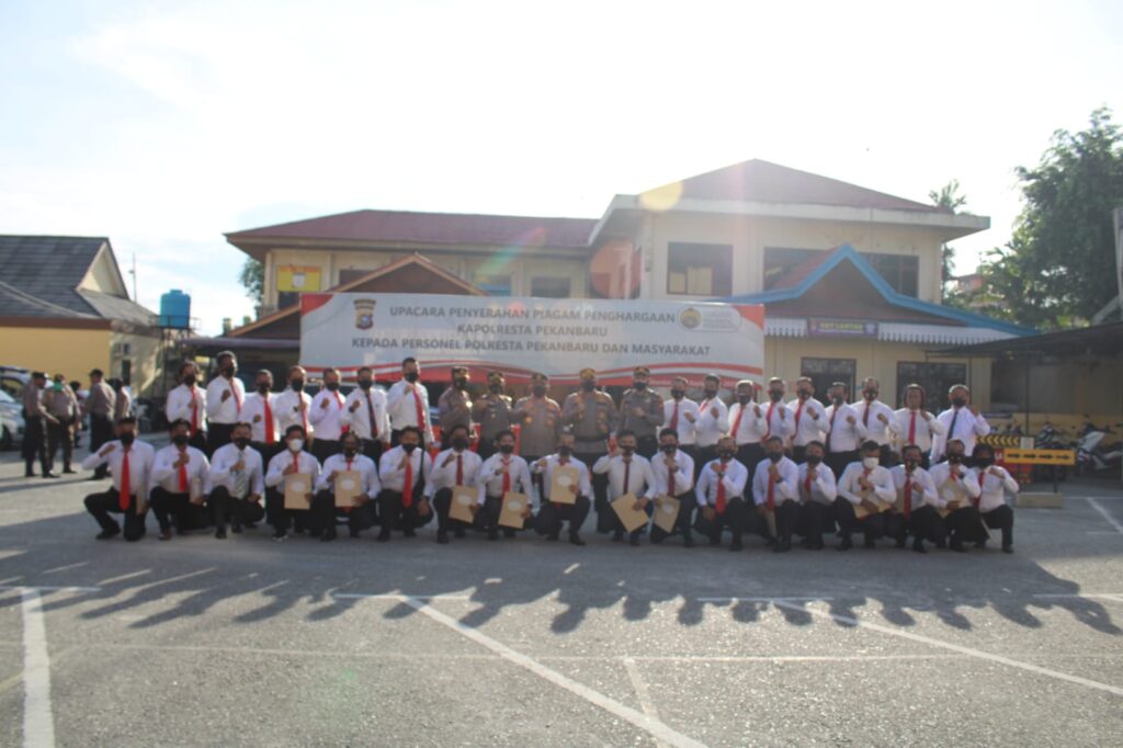 Kapolresta Gelar Upacara Penyerahan Piagam Penghargaan Kepada Personel Polresta Pekanbaru Yang Berprestasi