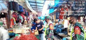 Ket Foto : Koramil 04/Mandau bersama Tim lakukan kegiatan penerapan 3 M di Pasar Sartika Duri Kecamatan Mandau