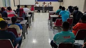 Ket foto : Suasana Coaching Clinic di aula BPBD Kabupaten Bengkalis yang diikuti para wasit dan pelatih bola voli Kabupaten Bengkalis, Senin (22/11/2021) malam semalam