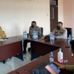 Ket foto : Irjen Pol Agung Setya Imam Effendi didampingi Wakapolda dan Kadiskes Riau berikan pengarahan kepada Satgas Kabupaten yang terdiri dari para nakes dan Polres Bengkalis (Istimewa)