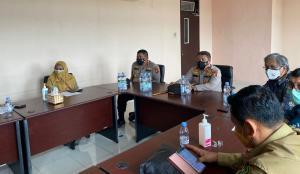 Ket foto : Irjen Pol Agung Setya Imam Effendi didampingi Wakapolda dan Kadiskes Riau berikan pengarahan kepada Satgas Kabupaten yang terdiri dari para nakes dan Polres Bengkalis (Istimewa)