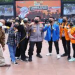 Teks foto : Jenderal Listyo Sigit Prabowo, foto bersama dengan peserta lomba orasi.