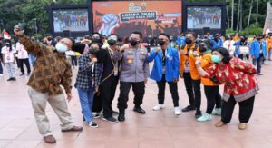 Teks foto : Jenderal Listyo Sigit Prabowo, foto bersama dengan peserta lomba orasi.