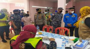 Teks foto : KNPI Bengkalis Iwan Sakai dan bekerjasama Polres Bengkalis dari jajaran Polair melaksanakan vaksinasi massal di Pulau Rupat