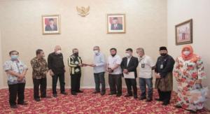Teks foto : sesi foto bersama Panitia Natal Wartawan dan Insan Pers Tahun 2021 kepada Gubernur riau.