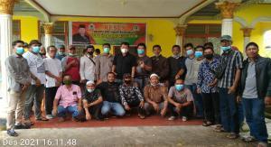 Teks foto : Anggota DPRD, Ruby Handoko berfoto Bersama Denga pengurus PK/DP di depan Kantor DPD II Partai Golkar Kabupaten Bengkalis (foto/Indra