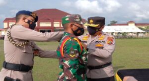 Teks foto : Kapolda Riau sematkan Tanda Latihan diklat integrasi TNI dan Polri di SPN Pekanbaru (Istimewa).