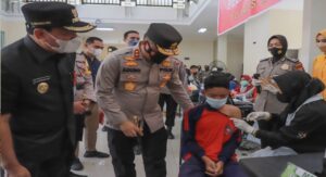 Teks foto : Kapolda Riau beri semangat kepada pelajar yang lagi di Vaksin