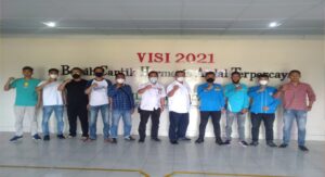 Teks foto Sesi foto bersama Ketua DPD KNPI Bengkalis Iwan Saputra bersama jajaran kepengurusan dan Manager KPI Sungai Pakning