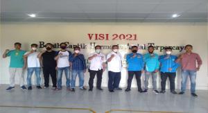 Teks foto Sesi foto bersama Ketua DPD KNPI Bengkalis Iwan Saputra bersama jajaran kepengurusan dan Manager KPI Sungai Pakning