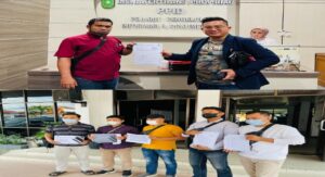 Teks foto : Karyawan PT PDR mendatangi Kantor Disnakertrans Provinsi Riau didampingi pengacara yakni Mirwansyah S.H., M.H., dan Rahmat Isra S.H