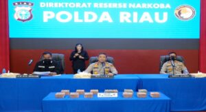 Teks foto : Kapolda Riau gelar Konferensi pers ringkus tangan kanan bandar narkoba internasional (Istimewa).
