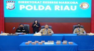 Teks foto : Kapolda Riau gelar Konferensi pers ringkus tangan kanan bandar narkoba internasional (Istimewa).