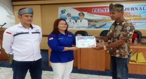 Teks foto : Suriani Siboro Ketum SPI didampingi Ketua DPC-AJOI Bengkalis beri Sertifikat kepada peserta pelatihan Jurnalistik (foto/Indra).