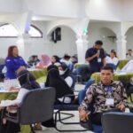 Teks foto : Suriani Siboro Memberi Pemahaman Jurnalis Bagi Sejumlah Pegawai Desa di Bengkalis (foto/Indra).