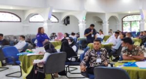 Teks foto : Suriani Siboro Memberi Pemahaman Jurnalis Bagi Sejumlah Pegawai Desa di Bengkalis (foto/Indra).