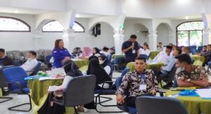 Teks foto : Suriani Siboro Memberi Pemahaman Jurnalis Bagi Sejumlah Pegawai Desa di Bengkalis (foto/Indra).