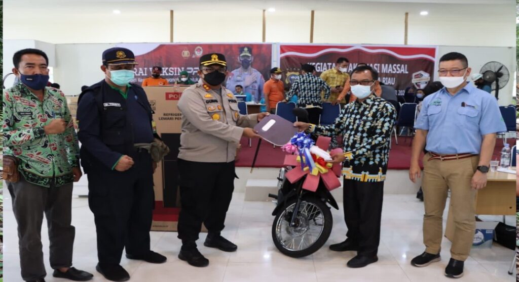 Kapolres Siak Serahkan Satu Unit Sepeda Motor Hadiah Undian Pekan Vaksinasi Gelombang Pertama