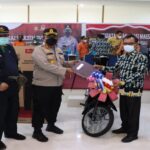 Teks foto : Pemberian hadiah door prize pekan Vaksinasi gelombang pertama (Istimewa).