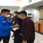 Teks foto : Ketua KNPI Kabupaten Bengkalis, Iwan Sakai pasang Pin tanda peserta secara simbolis (Istimewa).