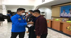 Teks foto : Ketua KNPI Kabupaten Bengkalis, Iwan Sakai pasang Pin tanda peserta secara simbolis (Istimewa).