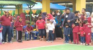 Teks foto : Kadis PUPR Kabupaten Bengkalis Ardiansyah, ST.,MT melepaskan start pertandingan anak-anak (foto/Leni).
