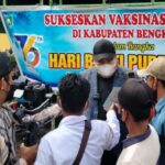 Teks foto : Kadis PUPR Bengkalis Ardiansyah, ST,. MT saat di wawancarai reporter Garda45.com di samping tenda pelaksana vaksinasi