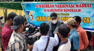 Teks foto : Kadis PUPR Bengkalis Ardiansyah, ST,. MT saat di wawancarai reporter Garda45.com di samping tenda pelaksana vaksinasi