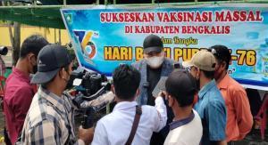 Teks foto : Kadis PUPR Bengkalis Ardiansyah, ST,. MT saat di wawancarai reporter Garda45.com di samping tenda pelaksana vaksinasi