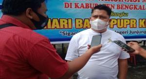 Teks foto : Ketua Panitia Pelaksana Erdila Fitriadi M.Si, saat di wawancarai Awak media