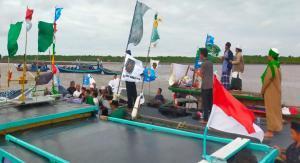 Teks foto : Sebagian jama'ah Sholawat Beghanyut saat berada di Tanjung Jati, laut Desa Prapat Tunggal, Ahad (19/12/2021) petang.